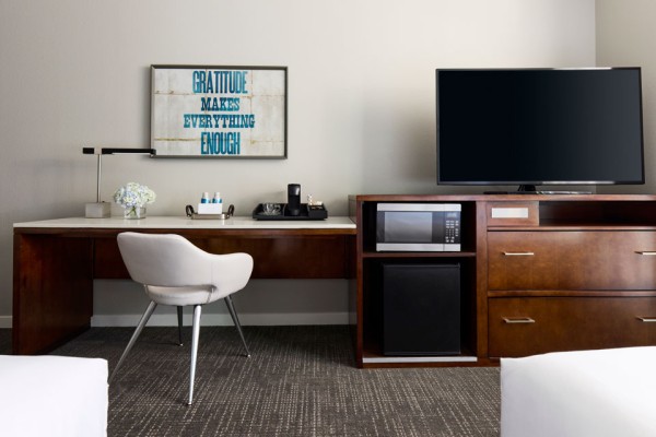 Double King Hearing - Accessible Guest Room Desk