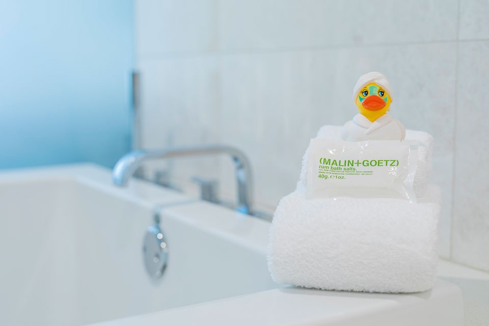 Archer Hotel Napa - bathtub rubber duck