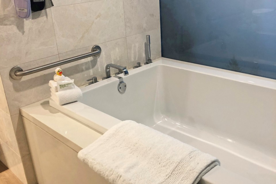 Archer King Suite - large soaking tub with grab bars